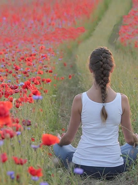 La meditación crea condiciones mentales de paz y calma que favorecen el sueño